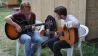 Stefan Lars Wachsmuth gibt Tim Gitarrenunterricht, Foto: rbb