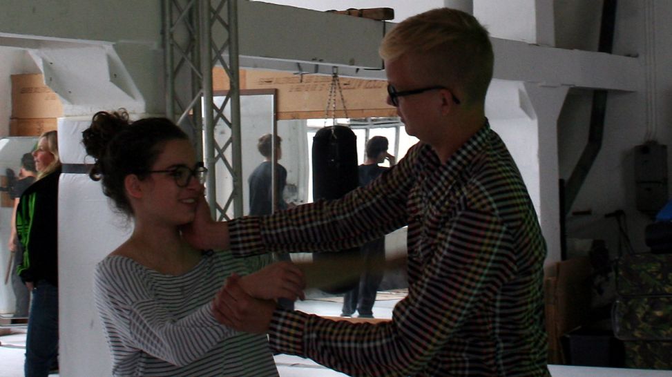 Stunt-Dreh bei Buff Connection: Hannes und Alina üben eine Ohrfeige, Foto: rbb