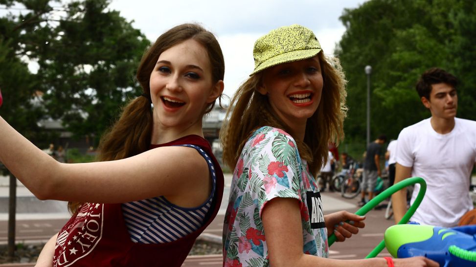 Mina und Lili in Pose bei der Spassszene im Park am Gleisdreieck, Foto: DOKfilm/ rbb