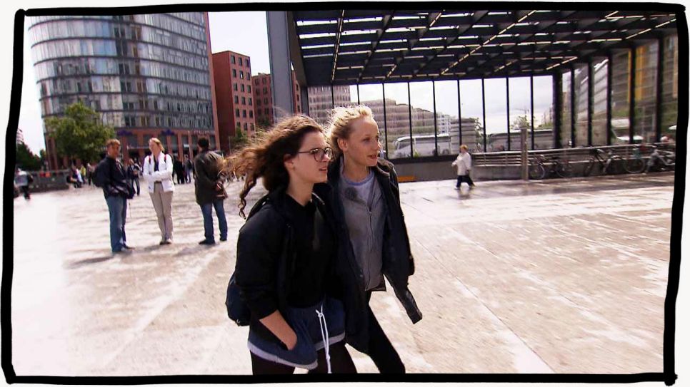Alina und Lili sind am Potsdamer Platz, um die peinlichsten Anmachsprüche zu sammeln, Foto: DOKfilm/ rbb