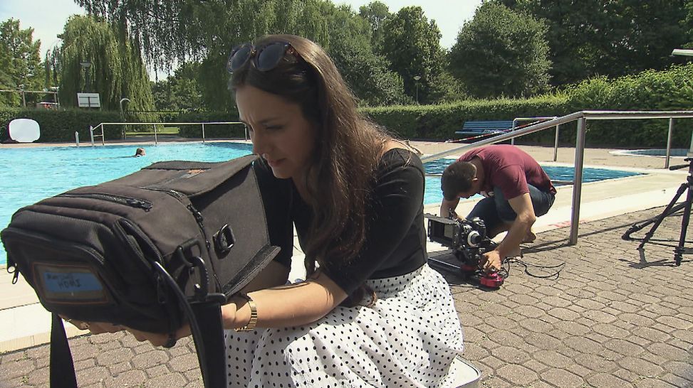 An einem kleinen Monitor kann sich Regisseurin Sofia die Szene ansehen, Foto: DOKfilm/ rbb