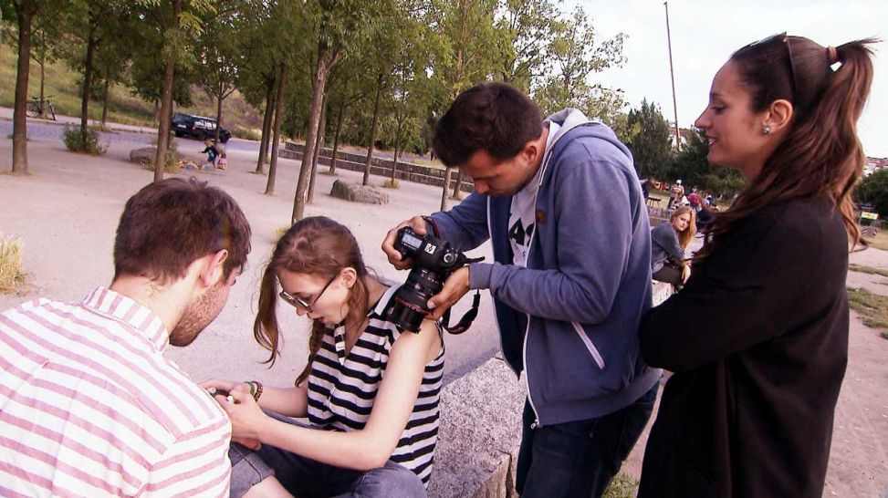 Sofia gibt Tim und Mina Regieanweisungen für die Fotostrecke, Foto: DOKfilm/ rbb