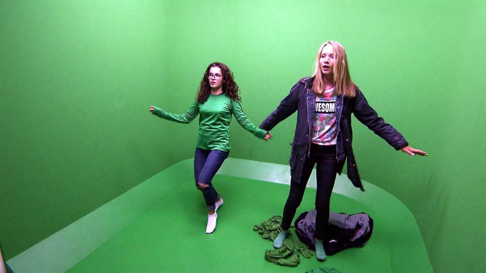 Das kennen wir doch. Vor dem Greenscreen im Museum entpuppen sich Lili und Alina als alte Hasen, Foto: DOKfilm/ rbb