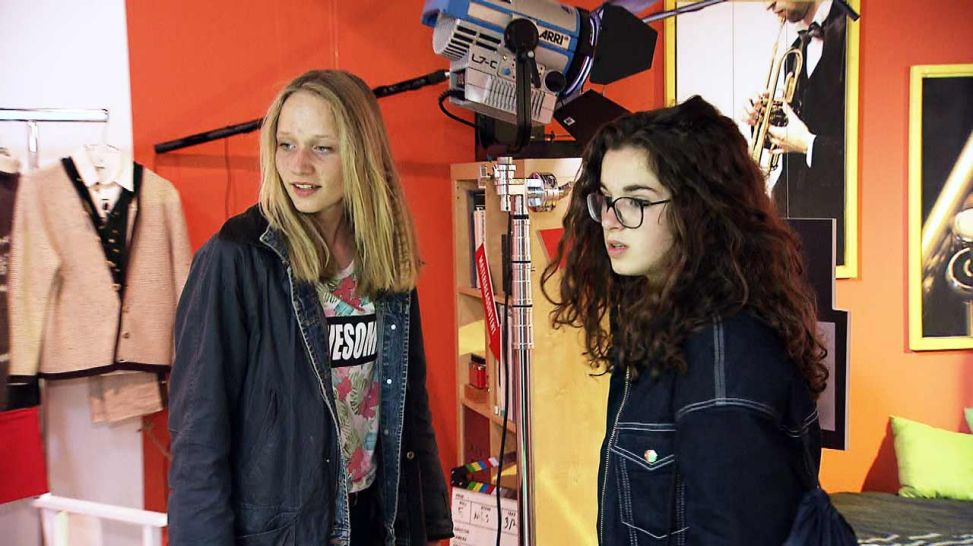 Alina und Lili machen einen Ausflug ins Museum für Film und Fernsehen, Foto: DOKfilm/ rbb