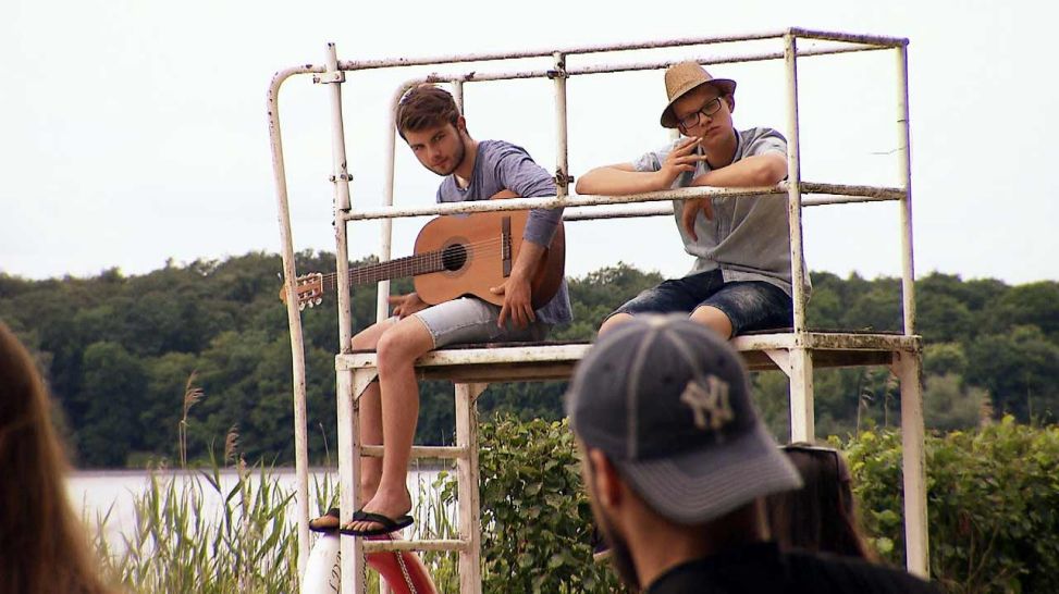Tim und Hannes warten am Set im Strandbad Templin auf ihren Einsatz, Foto: DOKfilm/ rbb
