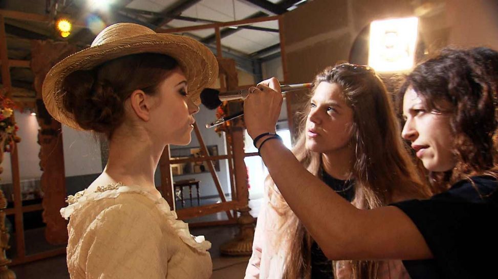 Maskenbildnerin Julia und Ausstatterin Stefanie überprüfen Minas Outfit kurz vor Drehstart, Foto: DOKfilm/ rbb