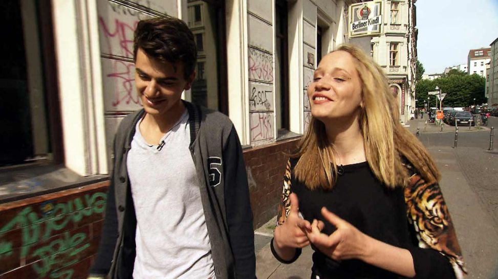 Bei einem Spaziergang durch Kreuzberg besprechen Lili und Yusuf ihre letzte Szene, Foto: DOKfilm/ rbb