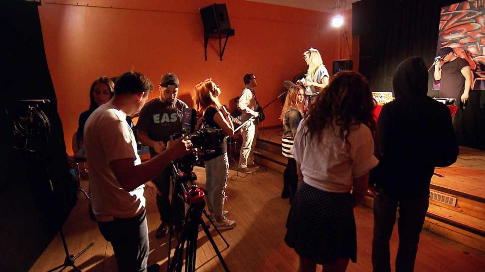 Heute wird in einem Berliner Jugendclub gedreht, Foto: DOKfilm/ rbb