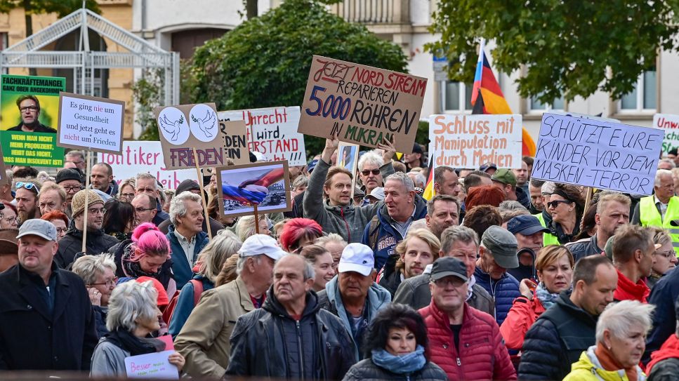 Menschen nehmen an einer Demonstration im Stadtzentrum von Frankfurt (Oder) teil. (Quelle: picture alliance/dpa | Patrick Pleul)