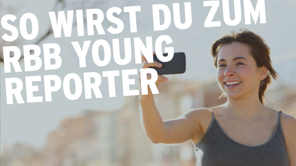 Junge Frau mit Handy und Schrift im Bild: "So wirst du zum rbb Young Reporter" (Quelle: Imago Images/Panthermedia)