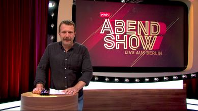 Gotti Gottschild im Abendshow-Studio bei seiner Comedy "Heimatkunde"