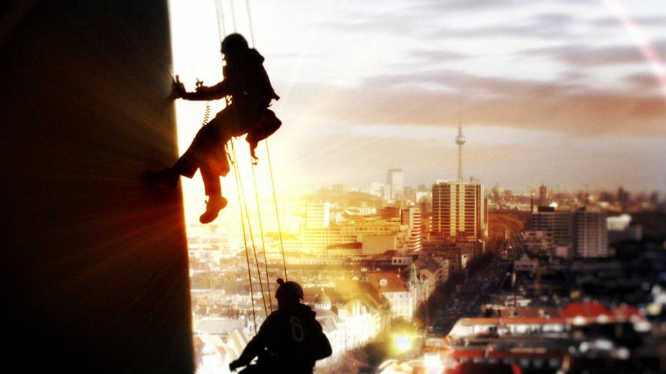 Industriekletterer, im Hintergrund die Silhouette Berlins (Quelle: rbb)