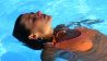 Frau im Swimmingpool; Quelle: imago