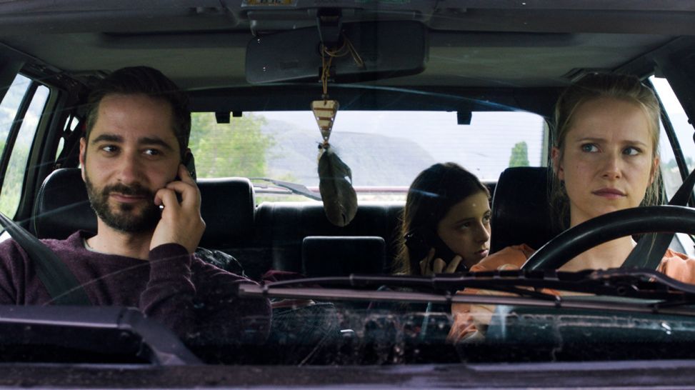 Amelie (Mia Kasalo) und ihre Eltern (Susanne Bormann, Denis Moschitto) im Auto auf dem Weg zur Klinik (Quelle: Lieblingsfilm/Martin Schlecht)