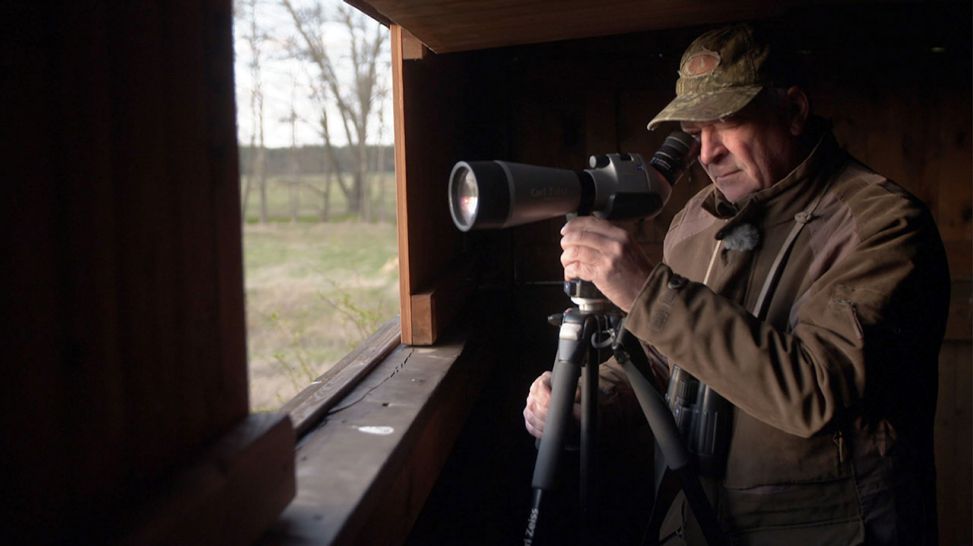 Vogelschützer Norbert Eschholz auf dem Beobachtungsturm während der Trappenbalz (Bild: rbb)