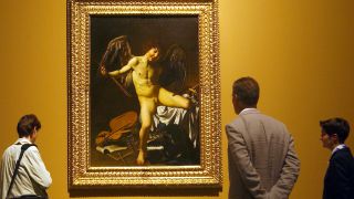 Vor dem Bild "Amor als Sieger" des italienischen Barockkünstlers Michelangelo Merisi, besser bekannt als Caravaggio (1571-1610), stehen Betrachter Foto: Horst Ossinger dpa//lnw +++(c) dpa - Report+++