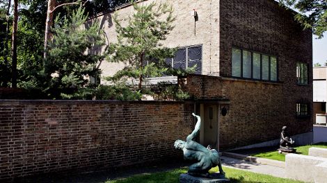 Das Georg-Kolbe-Museum in Berlin mit Max Klingers Bronzefigur "Athlet" (r) aus dem Jahr 1901 im Vordergrund, aufgenommen am 08.06.2007 in Berlin. Foto: Arno Burgi Quelle: dpa - REPORT