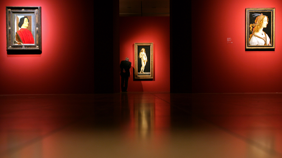 Gemälde "Venus" (M) des Künstlers Sandro Botticelli, im Vordergrund hängen das "Bildnis des Giuliano de Medici" (l) und das "Idealbildnis". Foto: Marius Becker dpa/lhe +++(c) dpa - Report+++