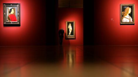 Gemälde "Venus" (M) des Künstlers Sandro Botticelli, im Vordergrund hängen das "Bildnis des Giuliano de Medici" (l) und das "Idealbildnis". Foto: Marius Becker dpa/lhe +++(c) dpa - Report+++