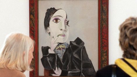 Das Picasso-Werk "Dora Maar mit grünen Fingernägeln", das 1936 von dem Künstler geschaffen wurde, wird am 11.3.1999 von zwei Besucherinnen im Stülerbau in Berlin betrachtet. Quelle: dpa/ Zentralbild