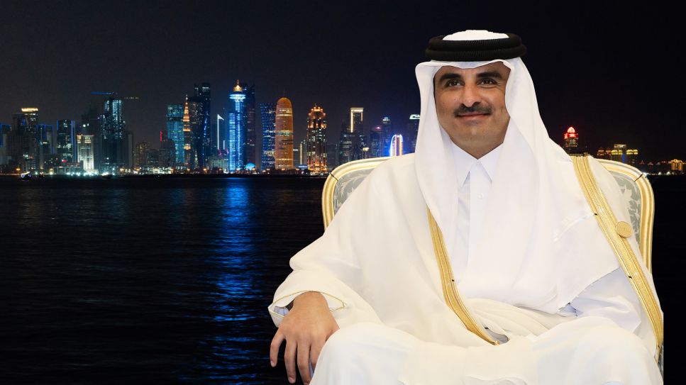 Emit von Katar vor Skyline von Doha (Quelle Skyline: picture alliance / DPPI media; Quelle Emir: picture alliance / AA)