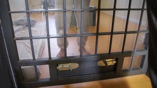Füße eines Gefängnisinsassen hinter Gittern in seiner Zelle; Bild zur Kontraste-Doku: Psychatrie hinter Gittern, Foto: rbb