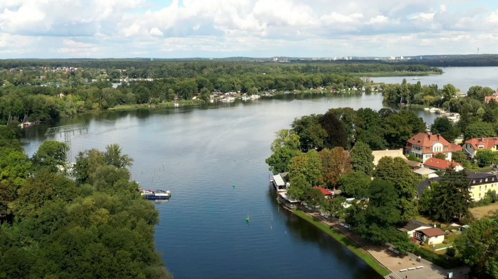Luftaufnahme von einem Brandenburger See (Quelle: rbb)