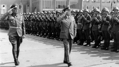 Stasi-Chef Erich Mielke und seine Rote Garde, das MfS-Wachregiment „Feliks Dzierzynski“, in Adlershof (Bild: rbb/Bundesarchiv)