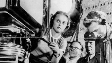 Die erste Kamerafrau der Welt Hanna Christian bei ihrer Arbeit für das DDR-Fernsehen in Adlershof (Bild: rbb/Museum Funkerberg)