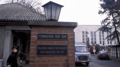 Werktätige verlässt am 14.11.1988 das Studiogelände des DDR-Fernsehens in Adlershof (Bild: IMAGO / Gueffroy)