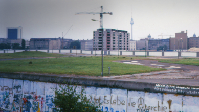 Blick über Mauer ca. 1988 auf unbebauten Potsdamer Platz, Fernsehturm (Quelle: imago stock&people/Gerhard Leber)