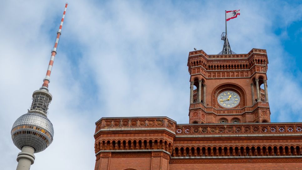 Blick auf das Rote Rathaus und den Berliner Fernsehturm. (Quelle: picture alliance/dpa/dpa-Zentralbild | Monika Skolimowska)