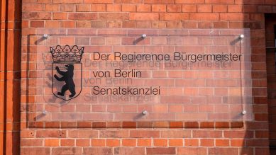 Schild "Der reg.Bürgermeister von Berlin Senatskanzlei" (Bild: imago images/ Stefan Zeitz)