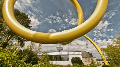 Die "Looping" Skulptur am Messegelände. © rbb/Mirco Tribanek