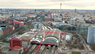 Berliner Ostbahnhof von oben (Bild: rbb/KOBERSTEIN FILM GmbH)