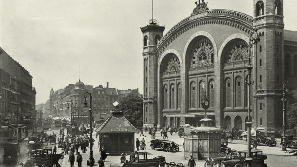 Eingangsfront Stettiner Bahnhof, heute Nordbahnhof, um 1925 (Bild: picture alliance/akg-images)