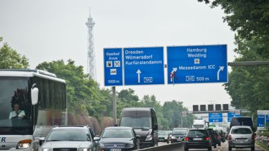 Fahrzeugen rollen am Freitag (22.06.2012) in Berlin auf der Avus der Autobahn A115 durch die Baustellenzone. (c) dpa - Bildfunk+++