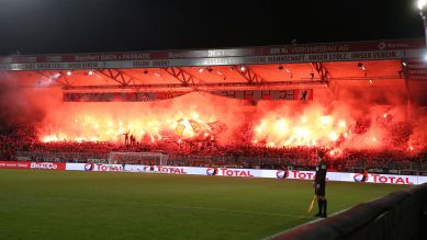 Feuerwerk und Pyrotechnik erhellt den Union-Block im Stadion an der Wuhlheide am 02.11.2019 (Bild: picture alliance / nordphoto / Engler)