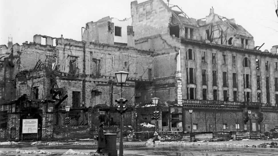 Ruine des Hotels Adlon nach den Kriegszerstörungen. Ansicht von Unter den Linden. - Foto, nach 1945 (Bild: picture alliance / akg-images / Gert Schütz)