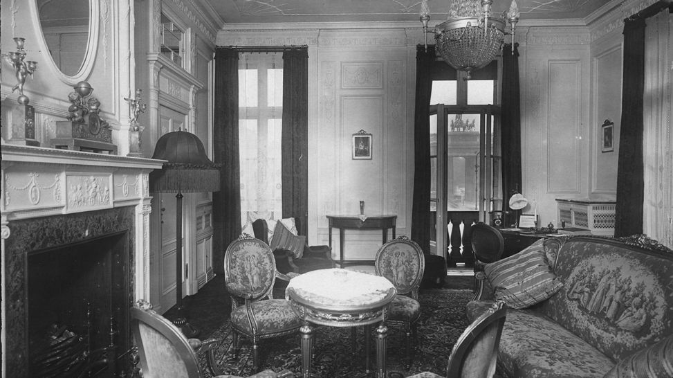Salon einer Wohnung im Hotel Adlon in Berlin 1931 (Bild: picture alliance / IMAGNO/Austrian Archives)