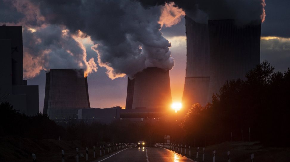 Braunkohle-Kraftwerk im Sonnenuntergang (Bild: IMAGO / photothek / Florian Gaertner)