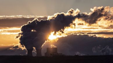 Das Kohlekraftwerk Schwarze Pumpe zeichnet sich vor der aufgehenden Sonne ab (Bild: IMAGO / photothek/ Florian Gaertner)