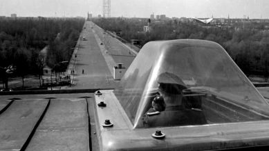 Beobachtungsposten der DDR-Grenztruppen auf dem Dach des Brandenburger Tors (Quelle: rbb/Günther Ganßauge)