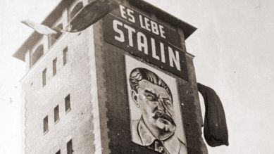 In den Frühzeiten als Sitz der SED-Bezirksleitung: Stalin grüßt vom Turm (Quelle: rbb/Landeshauptarchiv Potsdam)