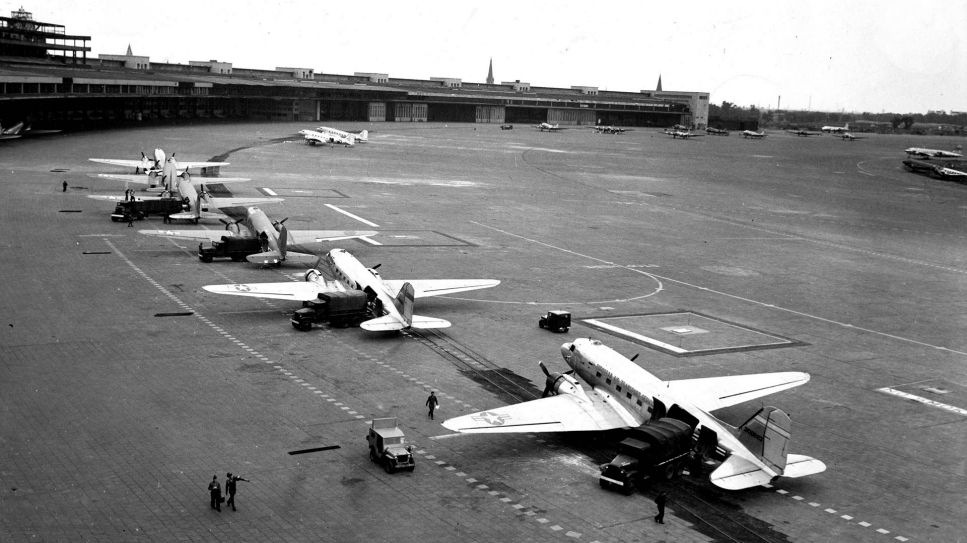 Flughafen Tempelhof zu Beginn der Berlinblockade. (Quelle: imago images / Leemage)