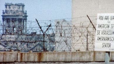 Blick über die Mauer auf den Gendarmenmarkt in Trümmern (Quelle: rbb/Filmkontor)