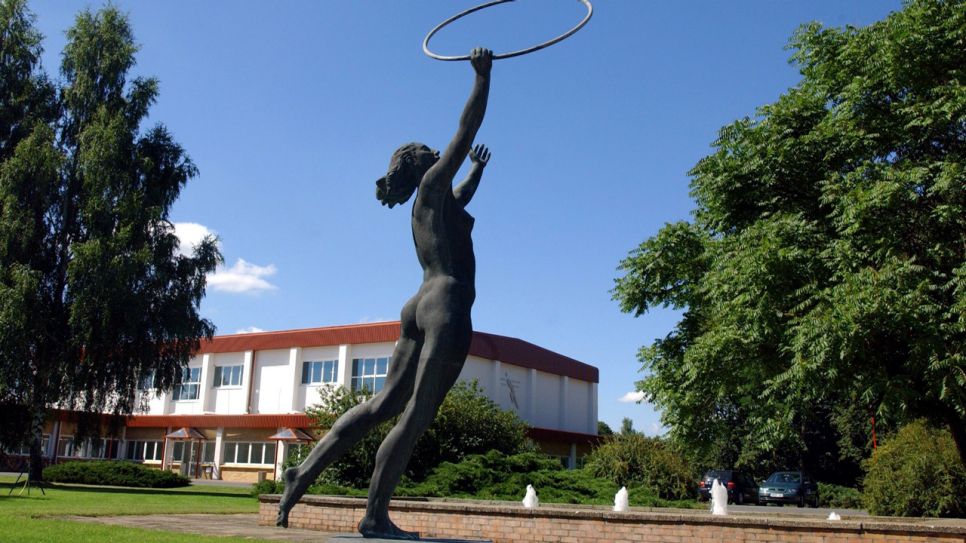 Blick auf die Skulptur einer Bodenturnerin im Außenbereich des Sportzentrums im brandenburgischen Kienbaum, Bild: dpa/Patrick Pleul