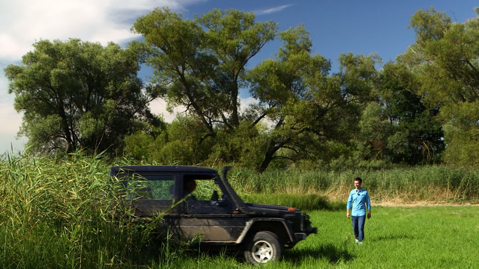 Sascha Hingst mit einem Jeep bei Gülpe. Quelle: rbb