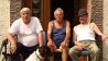 Drei Männer auf einer Bank mit Hund im Havelland. Quelle: rbb