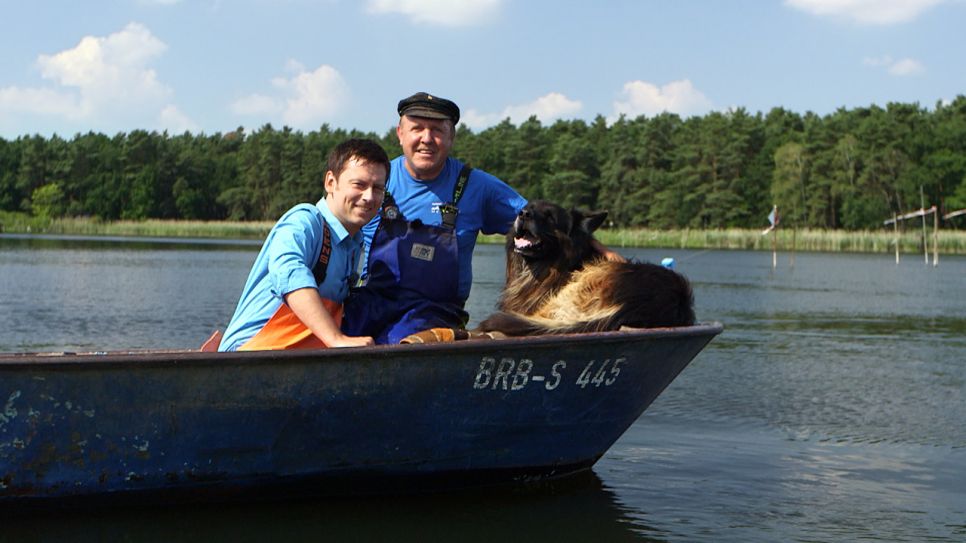 Sascha Hingst unterwegs mit Fischer Mehlhase und Hund Dusty auf der Havel. Quelle: rbb